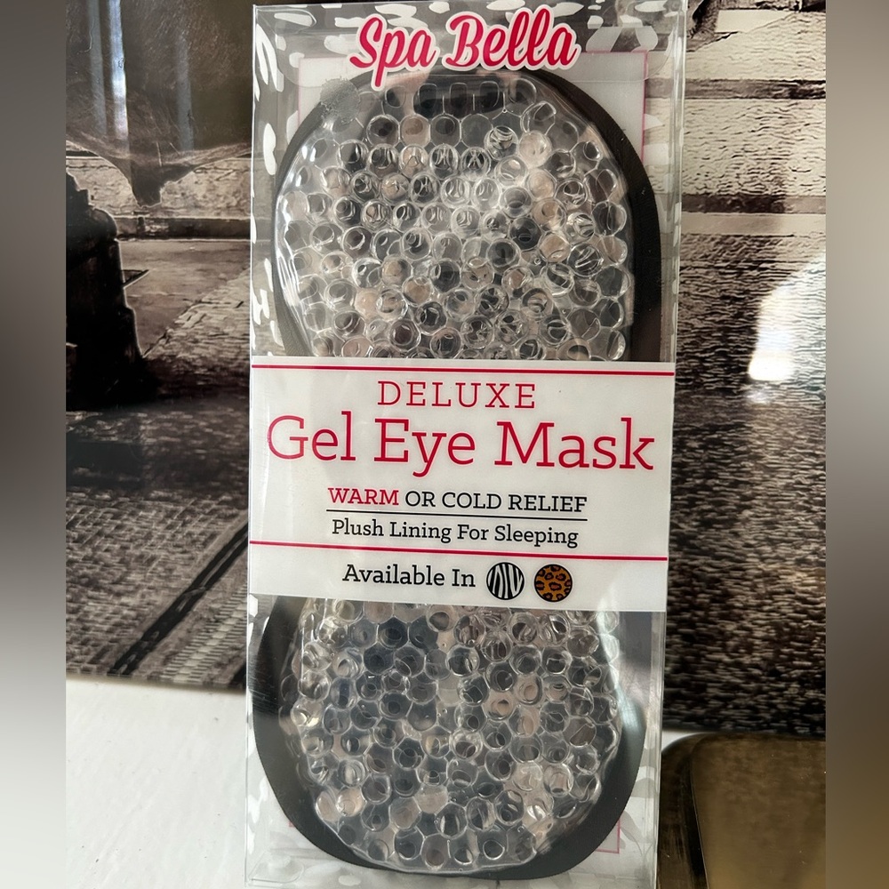 NIB- Deluxe Gel Eye Mask - Black